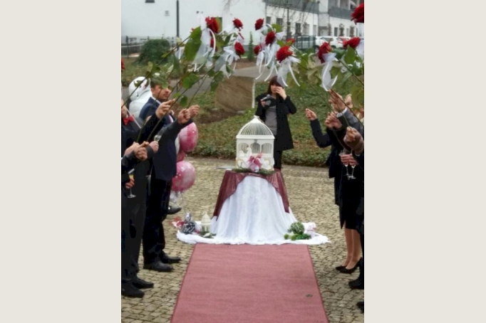 Weisse HOCHZEITSTAUBEN, HERZHELIUMBALLONS Sie suchen ein schönes Event oder Geschenk zur HOCHZEIT?